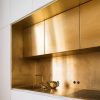 کابینت سفید و طلایی فضایی درخشان در آشپزخانه تان ایجاد می کند