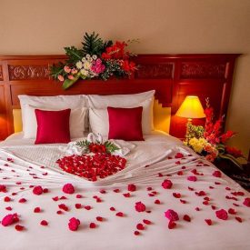 تزیین اتاق خواب عروس با شمع و گل
