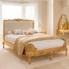 چیدمان اتاق خواب با تخت خواب سلطنتی سفید طلایی
